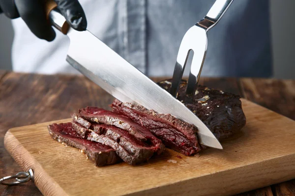 pedaço de carne sendo cortado