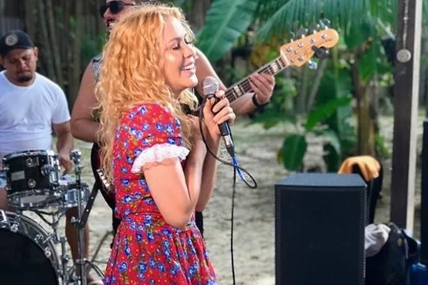Vídeo: durante show, fã eufórico invade palco e deixa Joelma apavorada