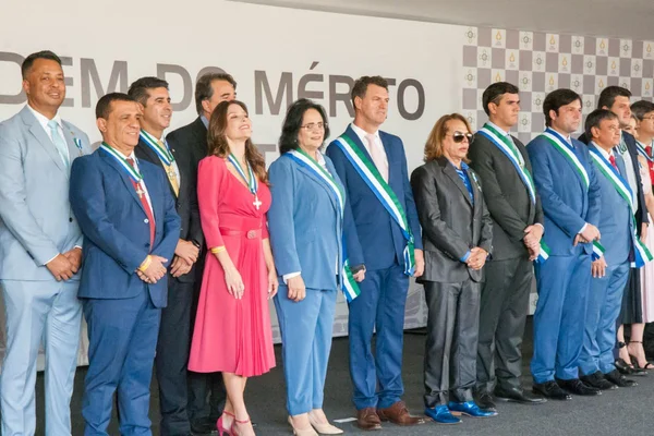 Governo do Distrito Federal distribui medalhas de ordem ao mérito a 48 personalidades. Na imagem, homens colocam os broches nos agraciados - Metrópoles