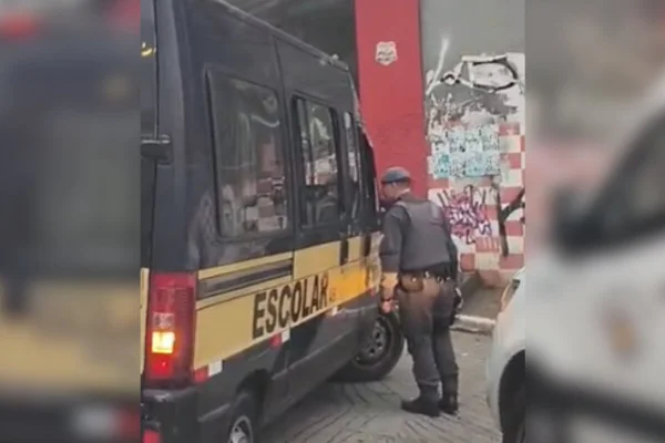 PM aborda perua escolar - Metrópoles