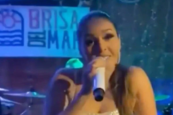 Cantora Renata Falcão