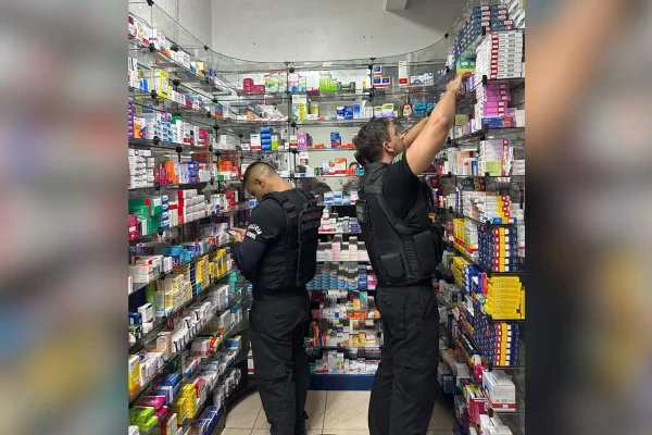 PCGO prende farmacêutico que se passava por médico no Entorno