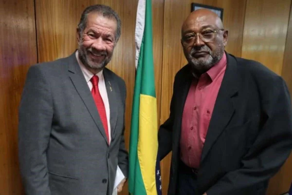 Imagem colorida do ex-ministro Carlos Lupi e o presidente do Sinab