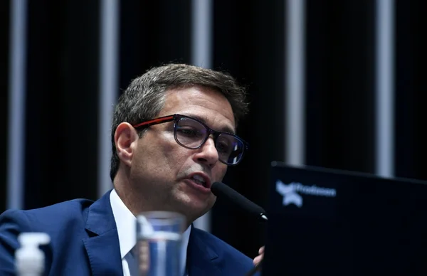 Imagem de Roberto Campos Neto, presidente do BC, falando ao microfone na mesa do Senado - Metrópoles