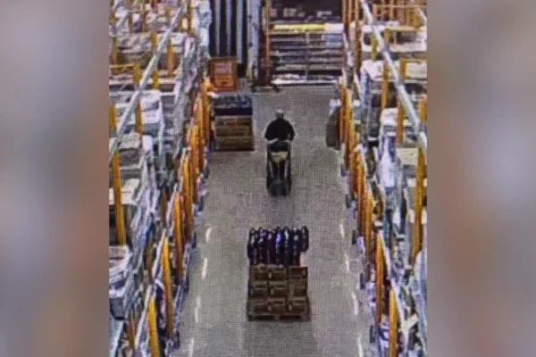 Imagem colorida, Vídeo: PM é afastado por tentar furtar produtos em supermercado do RS - Metrópoles