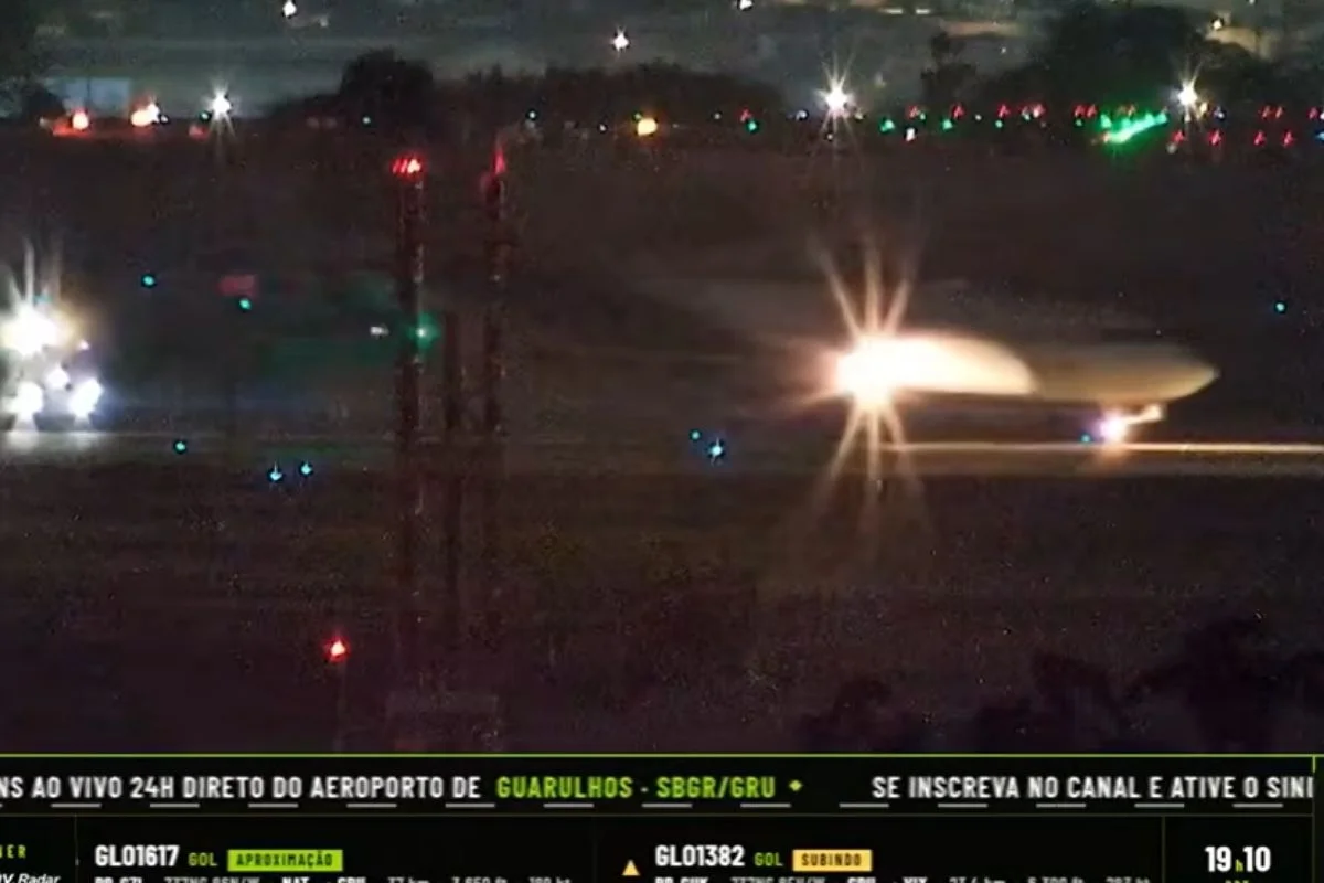 Avião Boeing 737 da Boliviana de Aviación voltou a Guarulhos após 30 minutos de voo e teve o pouso acompanhado por equipes de emergência - Metrópoles