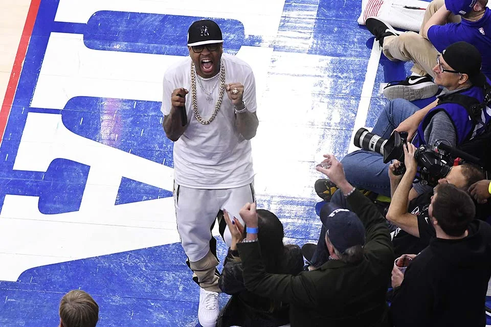 Aposentado desde 2013, o ícone do Philadelphia 76ers ficou muito conhecido pela agilidade, capacidade de pontuação e, principalmente, por ter deixado Michael Jordan na saudade quando ainda era um jogador tentando buscar o próprio espaço na NBA. Em 2001, o armador lançou um álbum de rap que foi simplesmente bombardeado de críticas. Nem mesmo o comissário da Liga à época, David Stern, poupou o jogador: "As letras são grosseiras, ofensivas e anti-sociais", detonou Aposentado desde 2013, o ícone do Philadelphia 76ers ficou muito conhecido pela agilidade, capacidade de pontuação e, principalmente, por ter deixado Michael Jordan na saudade quando ainda era um jogador tentando buscar o próprio espaço na NBA. Em 2001, o armador lançou um álbum de rap que foi simplesmente bombardeado de críticas. Nem mesmo o comissário da Liga à época, David Stern, poupou o jogador: "As letras são grosseiras, ofensivas e anti-sociais", detonou