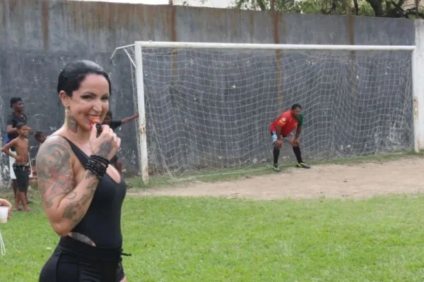 Elisa atuando como arbitra em jogo beneficente