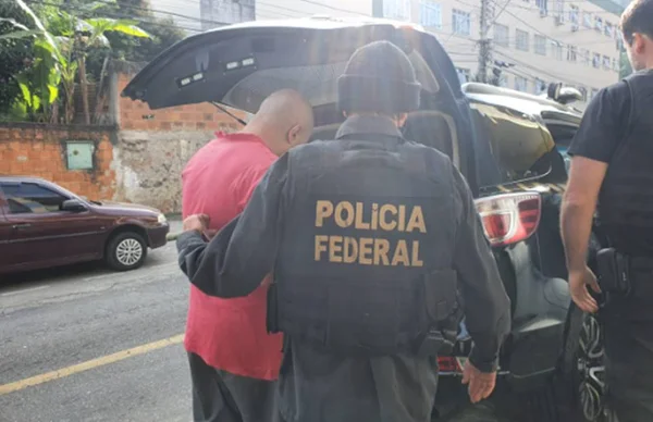 homem sendo preso