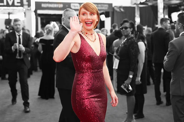 Bryce Dallas Howard está mudando as regras fashion do tapete vermelho