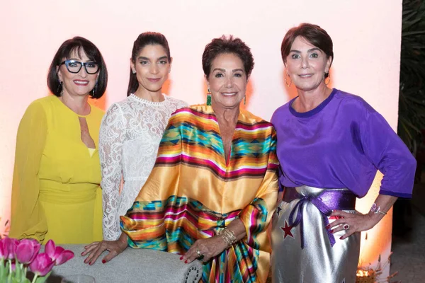 Cleuza Ferreira celebra aniversário em happy hour animado