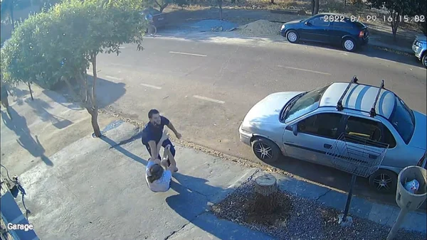 Câmera flagra agressão de empresário a vizinha em cidade de MT