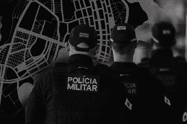 Imagem em preto e branco de policiais militares