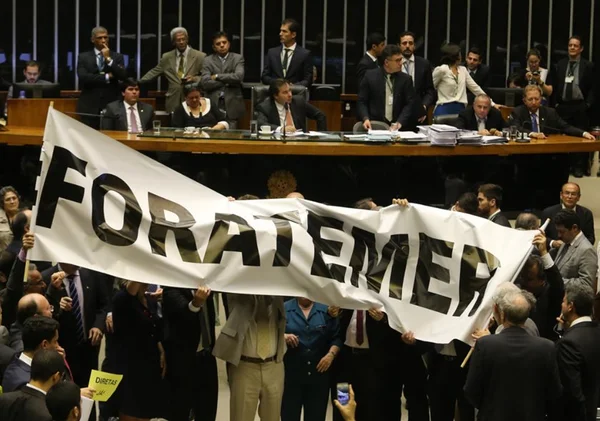 Equipe econômica tenta desvincular reforma da Previdência da crise