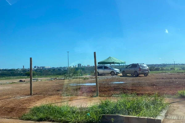 Invasão relâmpago em área pública no DF dura um dia. Veja imagens - destaque galeria Invasão relâmpago em área pública no DF dura um dia. Veja imagens - destaque galeria