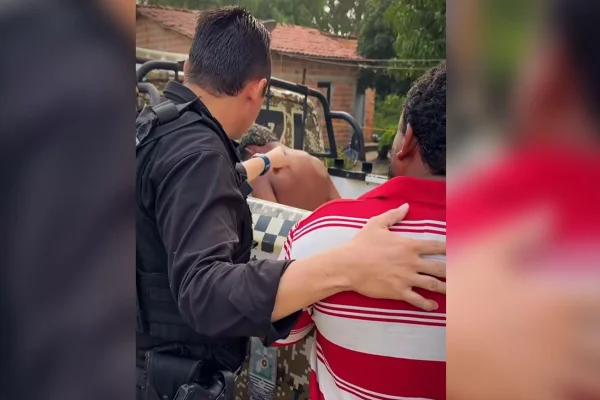 Pai se emociona ao ver filho preso em operação