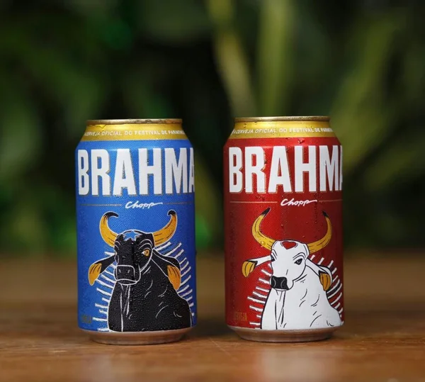 Fotografia colorida mostrando duas latas de cerveja-Metrópoles