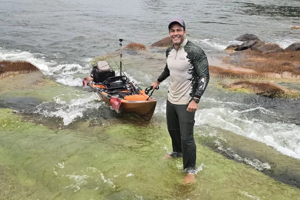 Imagem colorida de pescador atacado por onça - Metrópoles