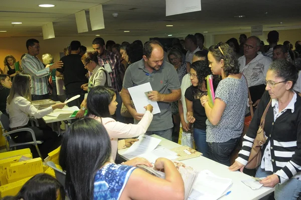 De casa própria. Moradores de 15 regiões do DF recebem escrituras