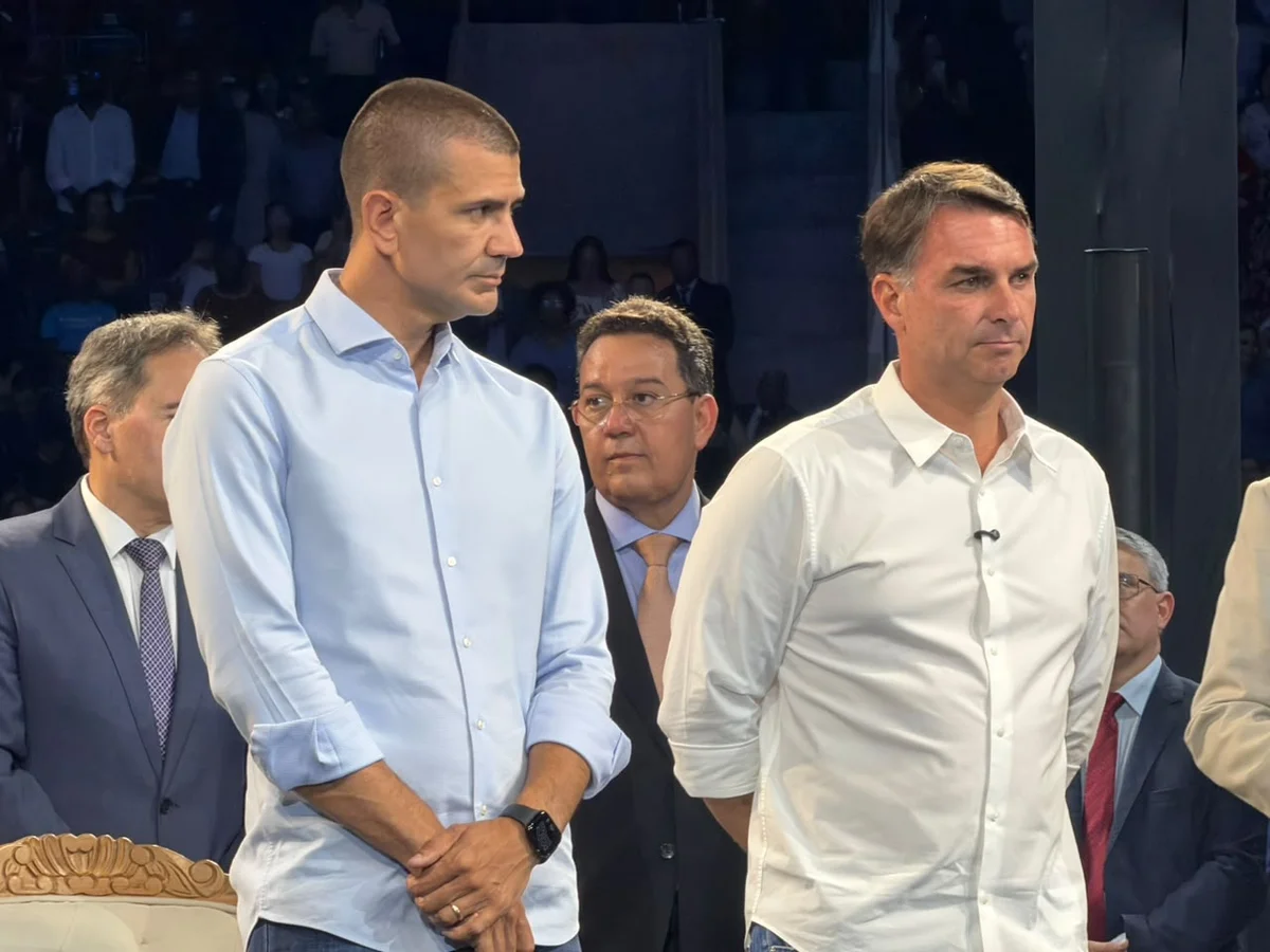 Flávio vai a culto com Douglas Ruas e fala em “guerra espiritual” no Brasil - imagem 2 Flávio vai a culto com Douglas Ruas e fala em “guerra espiritual” no Brasil - imagem 2