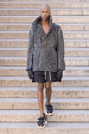 Look da coleção SS26 masculina da grife Rick Owens