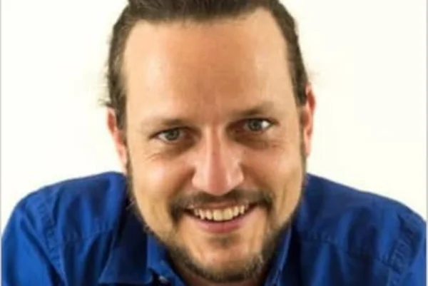 Imagem colorida de Edward Boggiss sorrindo - Metrópoles
