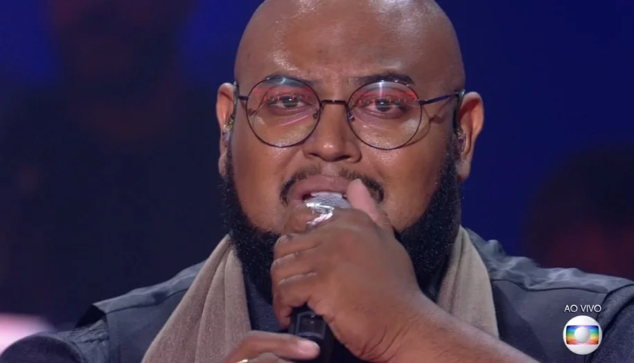 <b> Élri El </b> optou pelo hit internacional Say Something, de Jacob Banks, e foi muito elogiado po Michel Teló. Mesmo assim não foi suficiente para passar a próxima fase. Tatila Krau foi de Tente Outra Vez, de Raul Seixas. A professora de canto mais uma vez mostrou o que é afinação e sua apresentação foi considerada uma "pancada" por Leifert. O público ficou bem dividido, mas deu 37% dos votos a Tatila. Mobi Colombo deu suavidade a Apenas Mais Uma de Amor, de Lulu Santos. A apresentação emocionou o autor da canção, que ressaltou a leveza da cantora. Ela quebrou a maldição dos candidatos que foram eliminados homenageando os técnicos e foi salvo por Teló <b> Élri El </b> optou pelo hit internacional Say Something, de Jacob Banks, e foi muito elogiado po Michel Teló. Mesmo assim não foi suficiente para passar a próxima fase. Tatila Krau foi de Tente Outra Vez, de Raul Seixas. A professora de canto mais uma vez mostrou o que é afinação e sua apresentação foi considerada uma "pancada" por Leifert. O público ficou bem dividido, mas deu 37% dos votos a Tatila. Mobi Colombo deu suavidade a Apenas Mais Uma de Amor, de Lulu Santos. A apresentação emocionou o autor da canção, que ressaltou a leveza da cantora. Ela quebrou a maldição dos candidatos que foram eliminados homenageando os técnicos e foi salvo por Teló