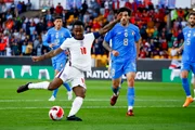 Jogador em campo pela seleção inglesa.