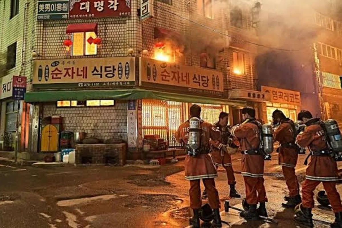 Os Bombeiros: filme é inspirado em tragédia real que matou seis em 2001 - imagem 1 Os Bombeiros: filme é inspirado em tragédia real que matou seis em 2001 - imagem 1