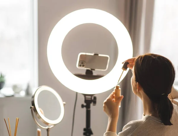 Vídeos com creators geram até 7033% mais vendas, aponta VidMob