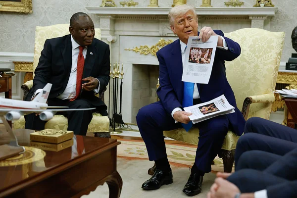 Imagem colorida de Donald Trump reunido com presidente africano Cyril Ramaphosa