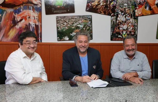 Júlio Casares, presidente do São Paulo, ao centro da imagem, junto de representantes da Alvarez e Marsal