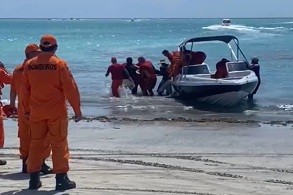 Reprodução de imagem colorida de naufrágio de catamarã em Maragogi - Metrópoles