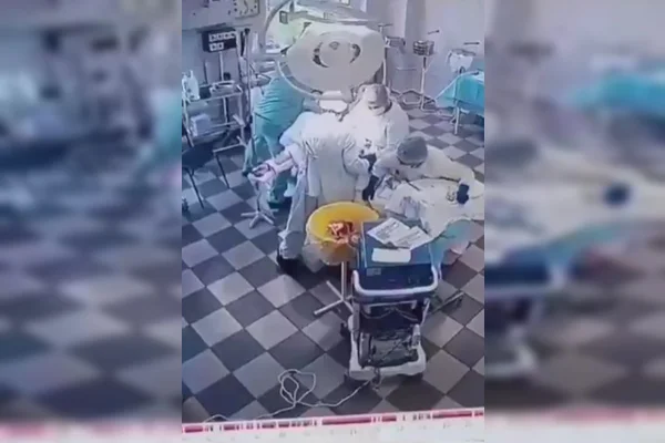 Imagem de médicos na Rússia durante terremoto