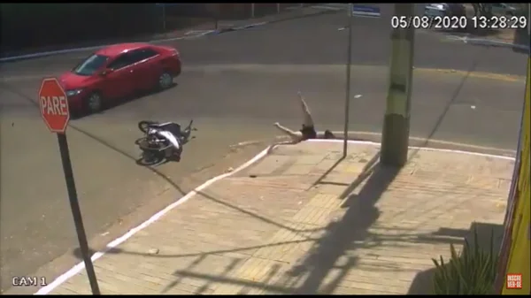 Motociclista cai em bueiro após colidir com carro