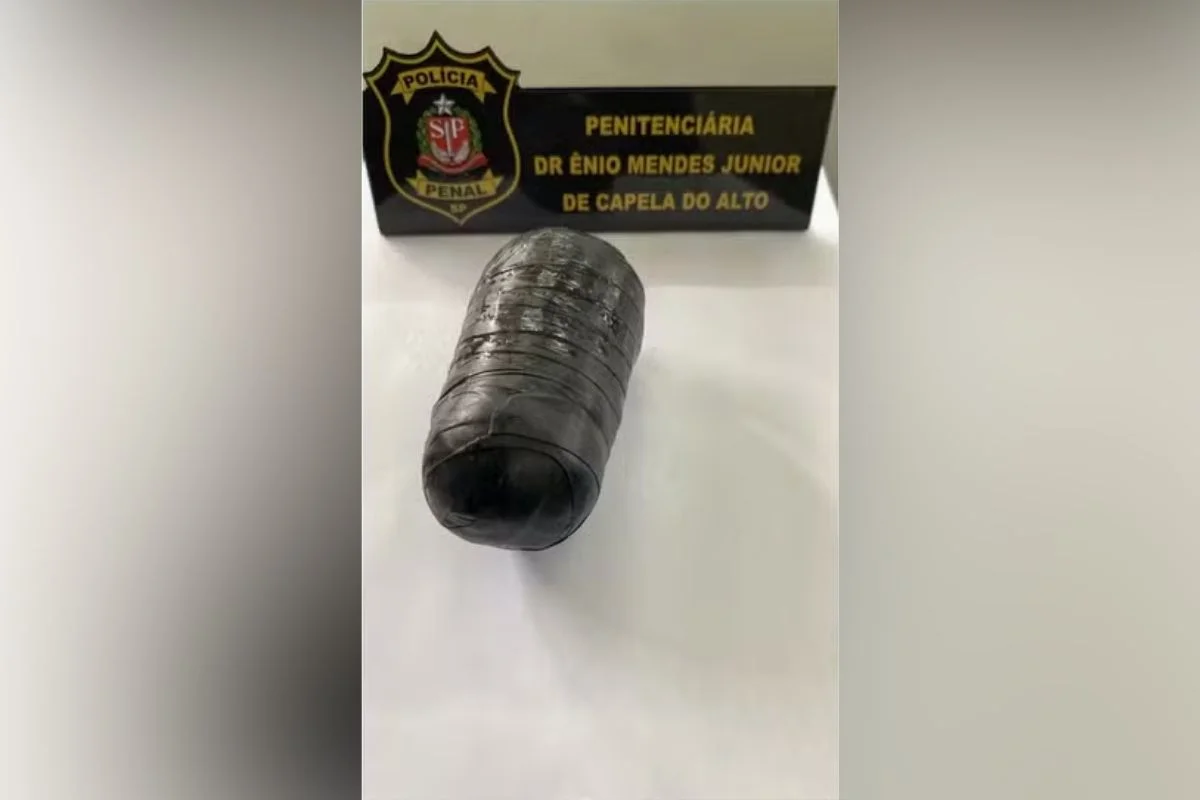Os agentes identificaram uma imagem suspeita na região abdominal da mulher Os agentes identificaram uma imagem suspeita na região abdominal da mulher