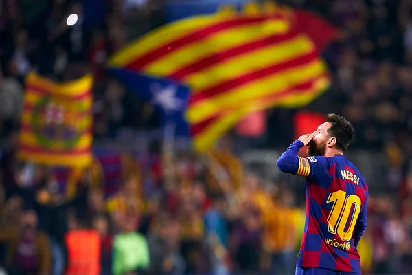 Barcelona goleia com show de Messi e assume ponta no Espanhol
