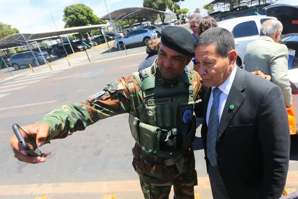 Para preservar campanha, Bolsonaro impõe silêncio a Mourão