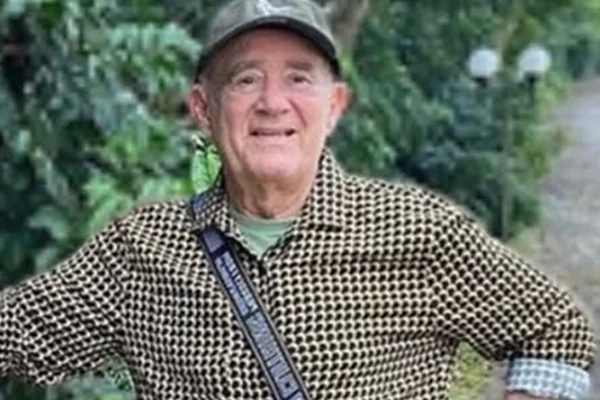 Renato Aragão posa sorridente para as redes sociais - Metrópoles