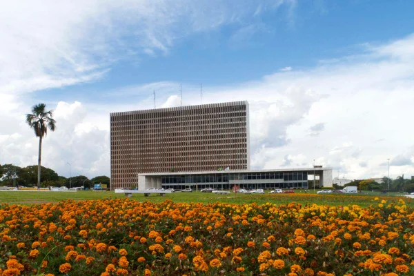 Recadastramento de 130 mil servidores ativos do GDF é adiado