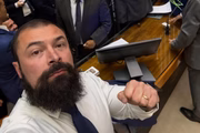 Político agrediu repórter 