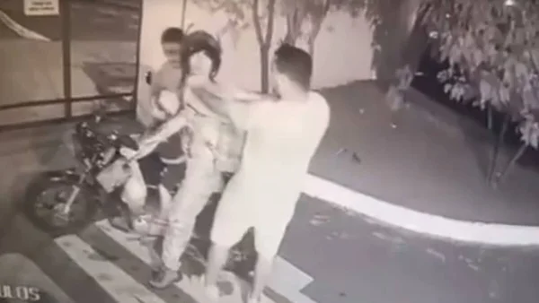imagem colorida homem espancado na frente do filho goias