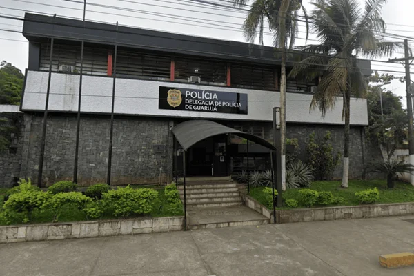 Imagem colorida da fachada da delegacia de Polícia Civil de Guarujá - Metrópoles