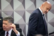 O empresário e lobista Antônio Carlos Camilo Antunes, o “Careca do INSS”, e o presidente da CPMI do INSS, senador Carlos Viana (Podemos-MG)