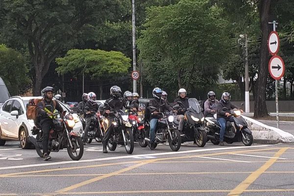 Imagem mostra motos em SP - Metrópoles