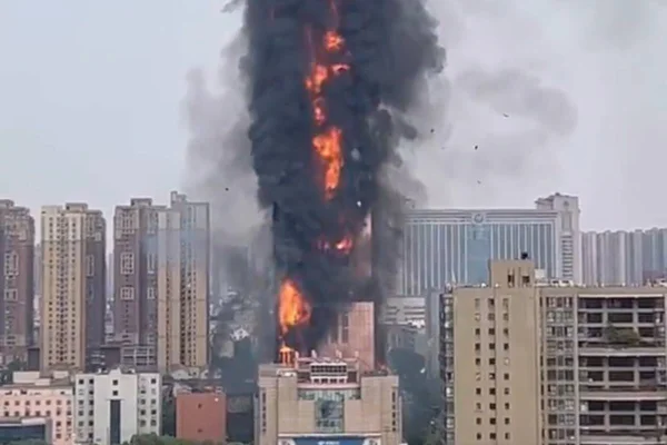 Incêndio atinge arranha-céu na China