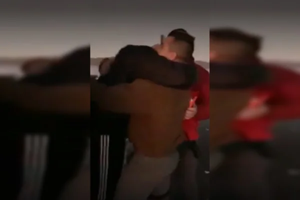 Homens se abraçando