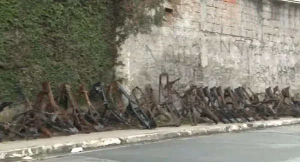 Imagem de carcaças de motos enfileiradas em calçada - Metrópoles