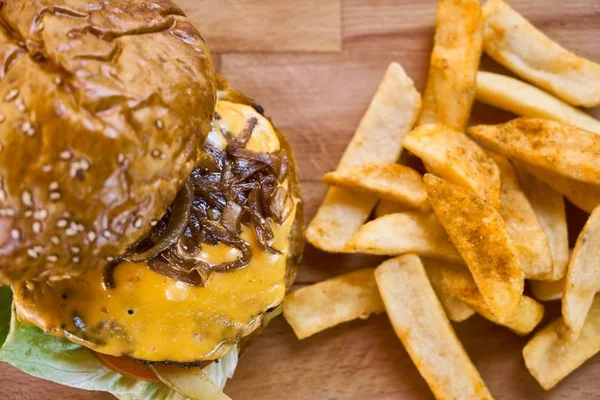Hamburguer com batatas fritas