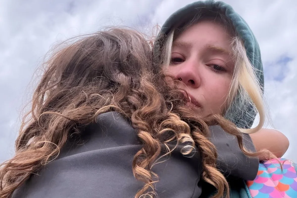 Karoline Lima posa com Cecilia no colo Karoline Lima posa com Cecilia no colo